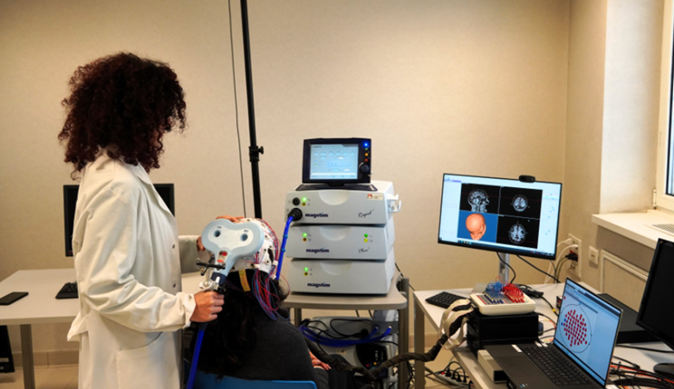 La Stimolazione Magnetica Transcranica dimezza la progressione dell’Alzheimer dopo 52 settimane di trattamento